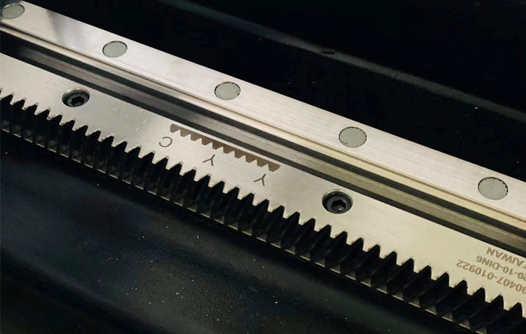Mesin Pemotong Laser Gentian 3015 Untuk Memotong Berkelajuan Tinggi Bahan Logam 1-6mm