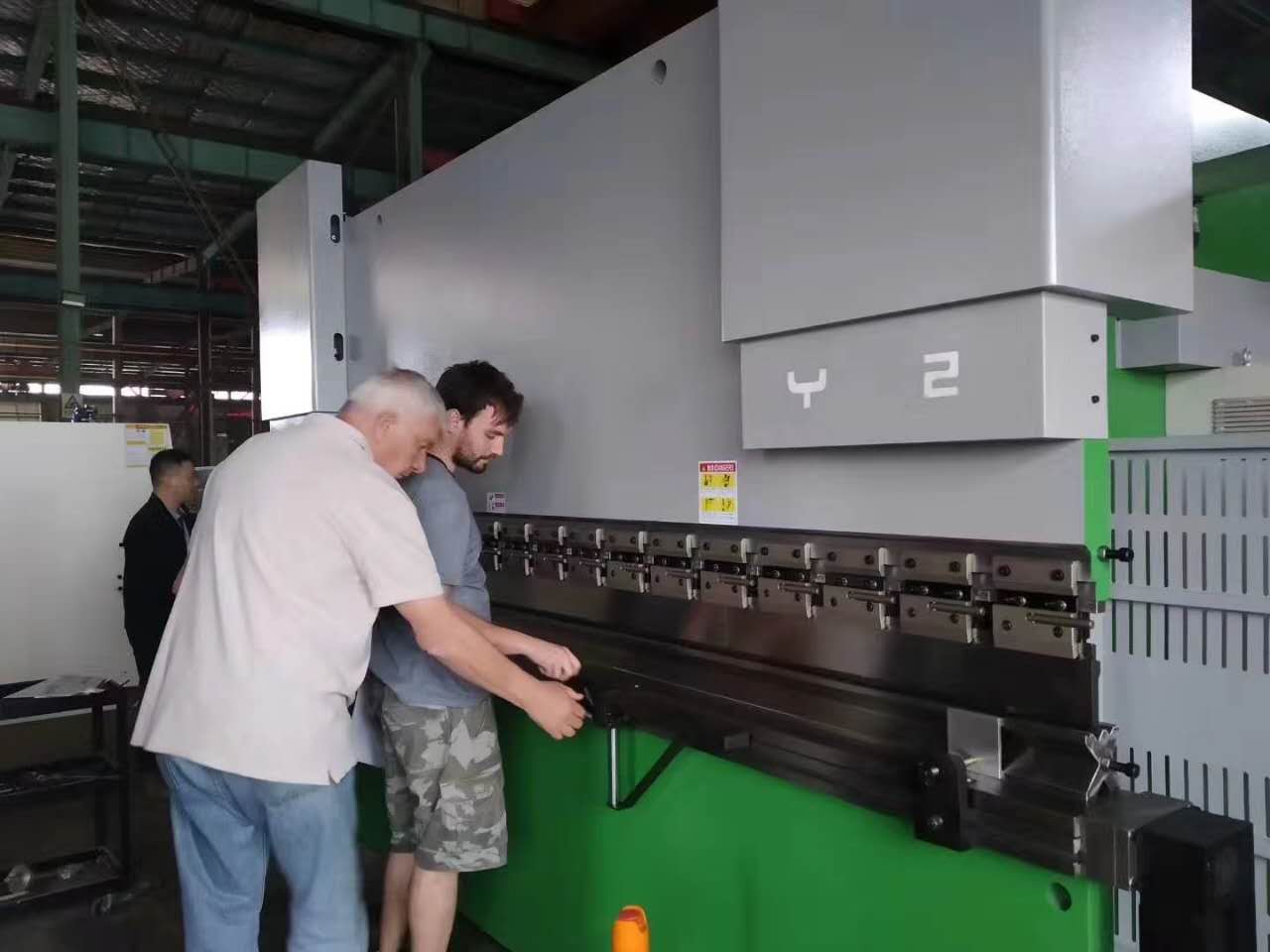 Mesin Lentur Plat Keluli Logam 63 Tan Cnc Hydraulic Press Brek Untuk Kerja Logam